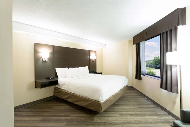 غرفة بسرير كوين، Days Inn by Wyndham Fallsview 2/3