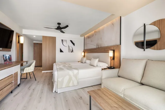 غرفة بسريرين منفصلين بشرفة بإطلالة جزئية على البحر مع أريكة، Riu Palace Nautilus - Adults Only 4/10