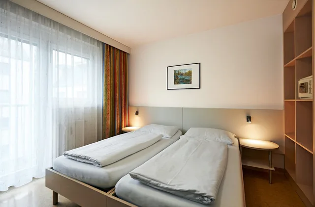 غرفة ديلوكس بسريرين منفصلين بإطلالة على الفناء، Kolping Wien Zentral Hotel 2/10