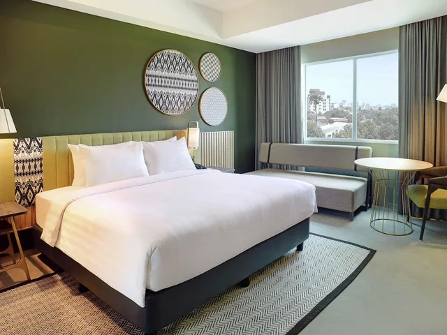 غرفة ديلوكس بسرير كينج مع أريكة، Mercure Makassar Nexa Pettarani 3/9