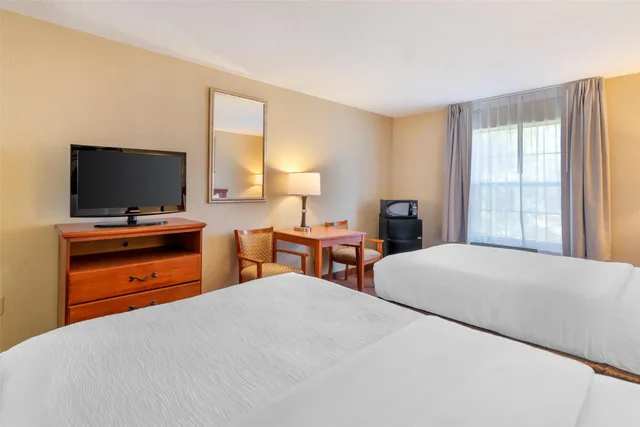 Room, 2 Double Beds, Quality Inn At Bangor Mall 3/5