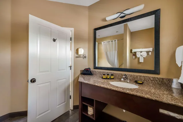 Suite, 1 King and 2 Queen Beds, Street View, Stair Access Only, Balcony, Kitchenette، Best Western Plus Canyonlands Inn 8/10