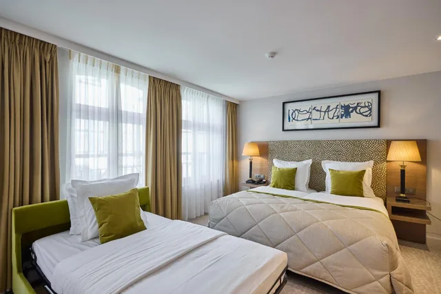 غرفة كلاسيكية عائلية بسريرين منفصلين مع أريكة بمطبخ صغير، Hotel Aragon 1/4