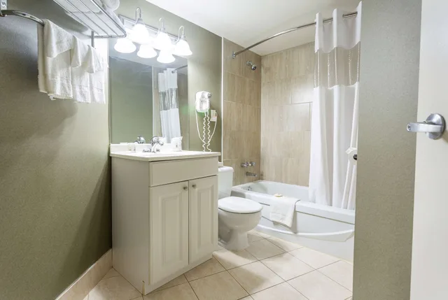 جناح بسرير كينج مع أريكة، Days Inn by Wyndham Fallsview 3/3