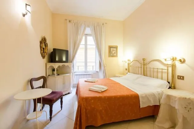 غرفة بسرير مزدوج أو سريرين منفصلين بحمام خاص، Marta Guest House 2/4
