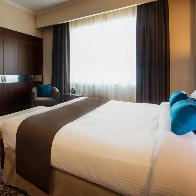 جناح رئاسي كلوب تنفيذي بسرير كينج بمنطقة جلوس بمطبخ، Golden Tulip Doha 3/3