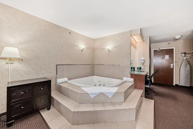 غرفة تنفيذية بسرير كينج بحوض جاكوزي، Stony Plain Inn & Suites 6/7
