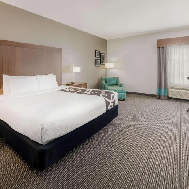 غرفة بسرير كينج بحوض استحمام لذوي الإعاقة، La Quinta Inn & Suites by Wyndham Fort Worth Arlington West 3/5