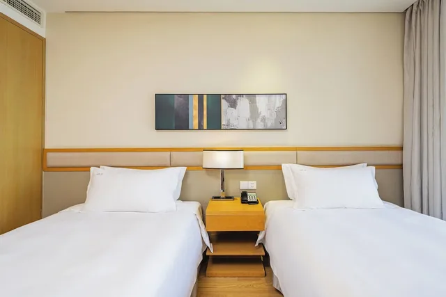 غرفة قياسية بسريرين منفصلين بشرفة، Holiday Inn Hotel And Suites Suzhou Yangcheng Lake 1/3