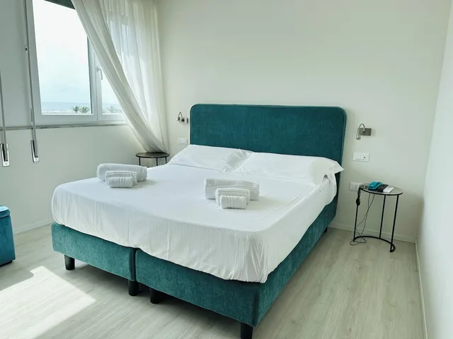 غرفة ديلوكس بسرير مزدوج وسرير فردي بإطلالة على البحر، Bencista Hotel 2/4