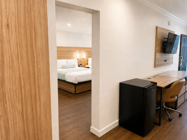2 Bedrooms, Deluxe, Suite, 4 Queen Beds, 2 Bathrooms، The Dixie Hollywood 5/5
