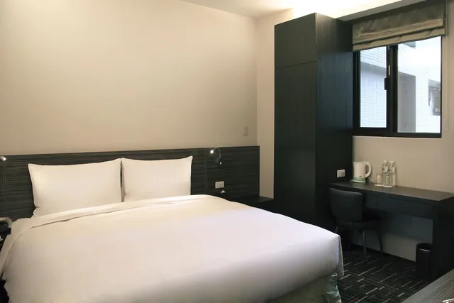 Basic, Queen Bed, CAPITAL HOTEL SONGSHAN 1/3