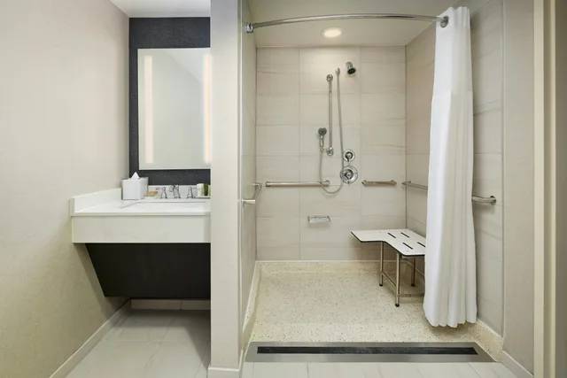 جناح بسرير كوين بغرفتين لذوي الإعاقة، Hilton Charlotte Airport 3/3