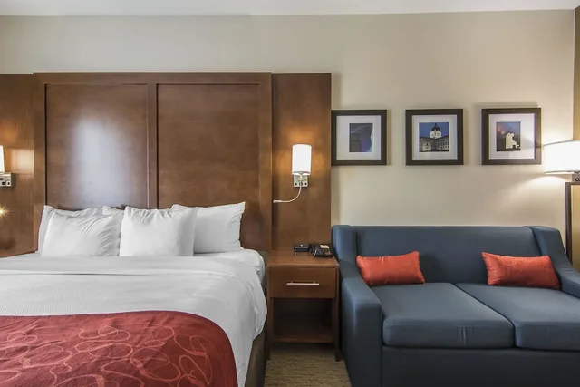 جناح بسرير كينج مع أريكة لذوي الإعاقة، Comfort Suites Regina 3/5