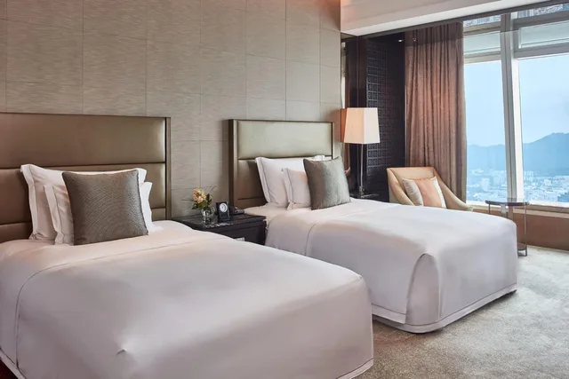 غرفة ديلوكس بسريرين منفصلين بإطلالة على البحر، The Ritz Carlton Hong Kong 4/8