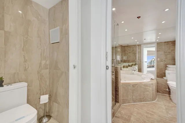 2 Bedrooms, Condo, Resort, 1 King and 2 Double Beds, 1 King and 1 Single Beds, Ocean Front, 1.5 Bathrooms, Sauna، The Alexander All Suite Oceanfront Resort 3/4