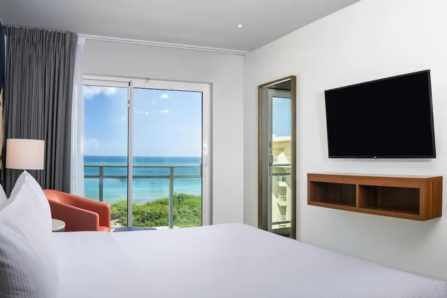 جناح بسرير كينج بإطلالة على البحر في الطابق العلوي، Embassy Suites by Hilton Aruba Resort 1/7