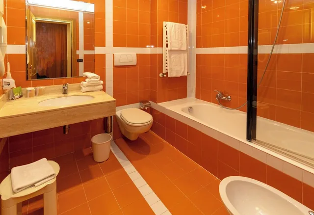 غرفة رباعية بسرير مزدوج وسريرين منفصلين، Hotel Tivoli 6/8