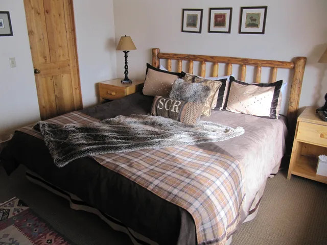 جناح بسرير كوين، Spring Creek Ranch 3/10