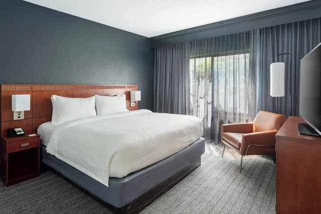 غرفة بسرير كينج لذوي الإعاقة، Courtyard by Marriott West Palm Beach 2/4