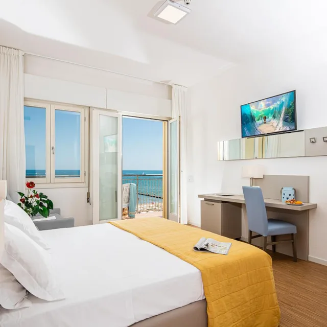 غرفة متصلة كلاسيكية بسرير مزدوج بإطلالة على البحر، Astor Hotel 2/2