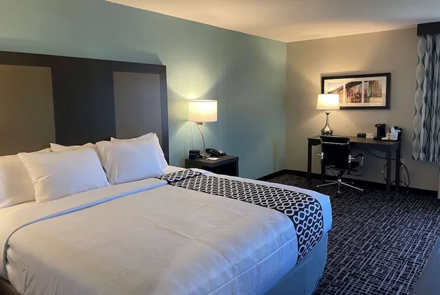 غرفة بسرير كينج لذوي الإعاقة، La Quinta Inn and Suites by Wyndham Jonesboro 2/2