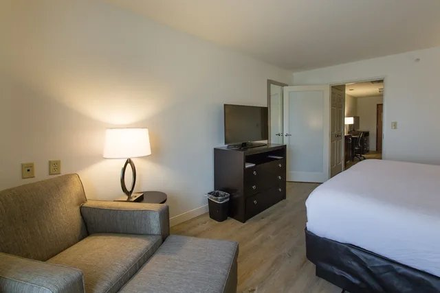غرفة بريميوم بسرير فردي، Holiday Inn Hotel Suites Bloomington Airport 1/2