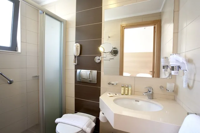 غرفة ثلاثية بثلاثة أسرّة، Island Blue Hotel 2/3
