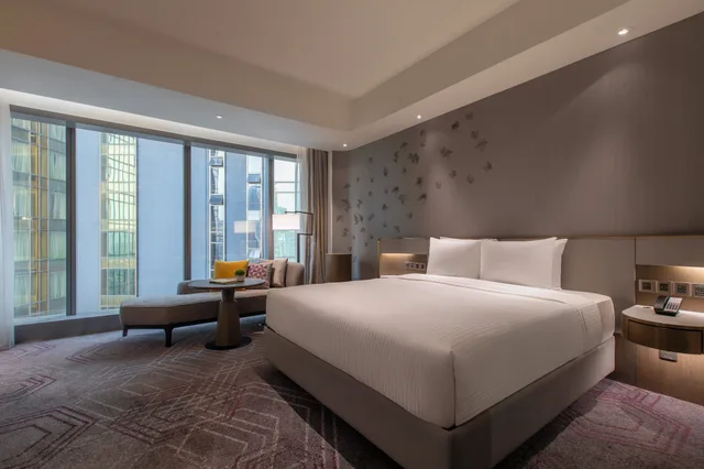 غرفة بريميوم بسرير كينج في طابق مرتفع، Crowne Plaza Kuala Lumpur City Centre 2/6