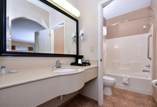 غرفة بسرير كينج، Americas Best Value Inn And Suites San Benito 4/5