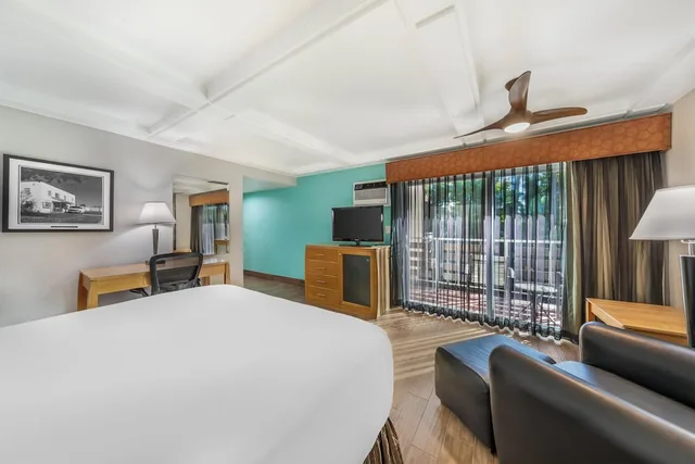 غرفة قياسية بسرير كوين بشرفة، Best Western Pine Tree Motel 4/8
