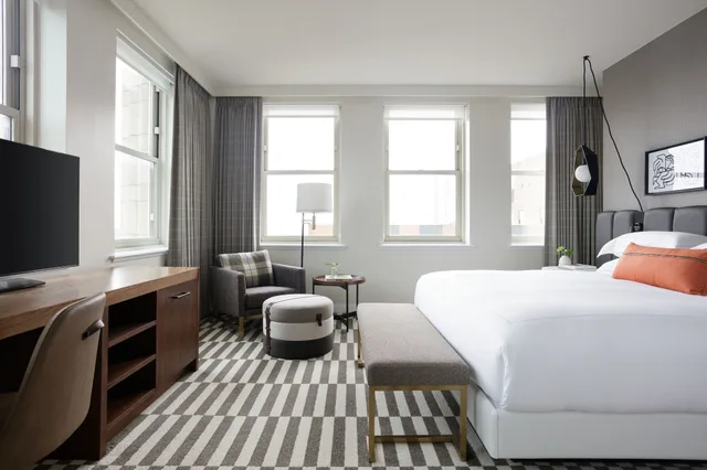 غرفة بريميوم ركنية بسرير كينج بإطلالة على المدينة، Kimpton Harper Fort Worth 2/4