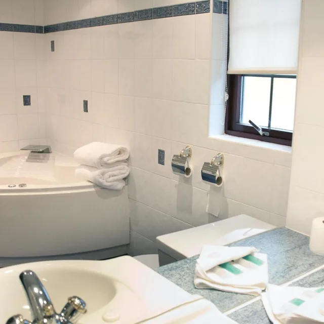 جناح جونيور، Castlecary House Hotel 4/4