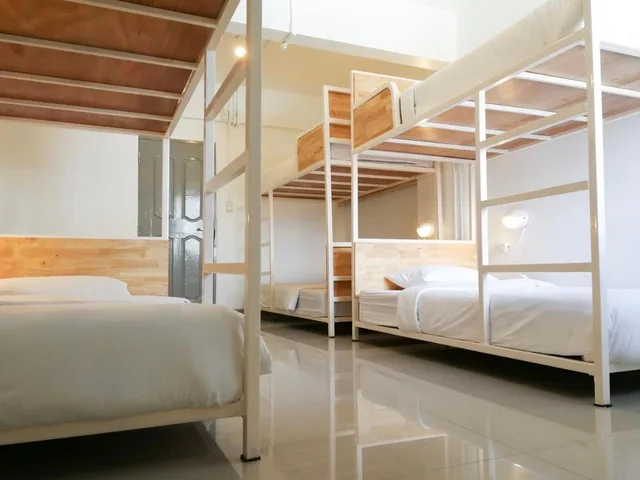 Mixed Dorm, 6 Bunk Beds, Loyy Hotel 2/2