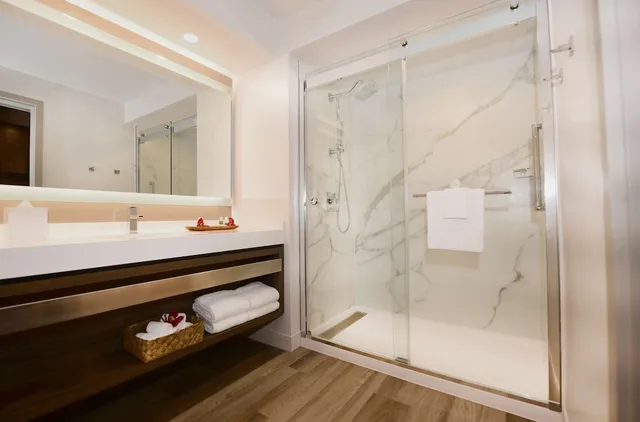 غرفة بسرير كينج بإطلالة على الحديقة مع أريكة، Royal Sonesta Kaua'i Resort Lihue 2/3