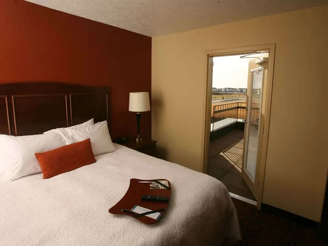 جناح استوديو بسرير كينج بشرفة مع أريكة، Hampton Inn Suites Fargo Medical Center 1/10