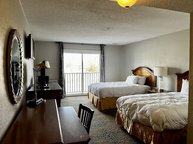 Basic, Single, 2 Queen Beds، Days Inn by Wyndham Toledo 1/2