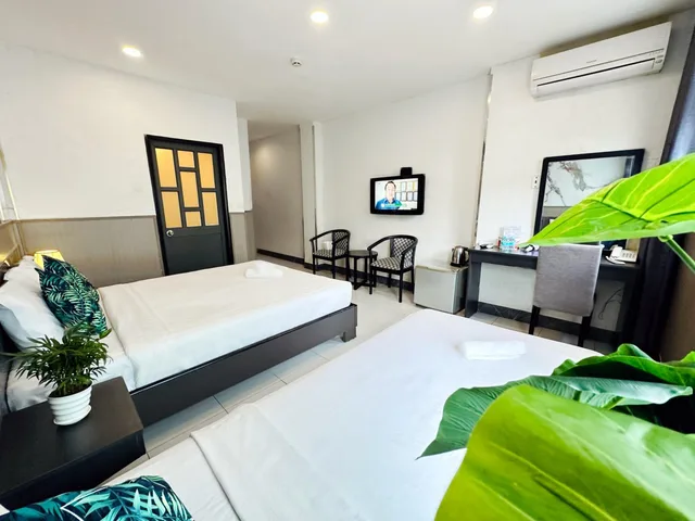 غرفة ثلاثية بسرير كوين وسرير فردي، Holiday Hotel 2/4