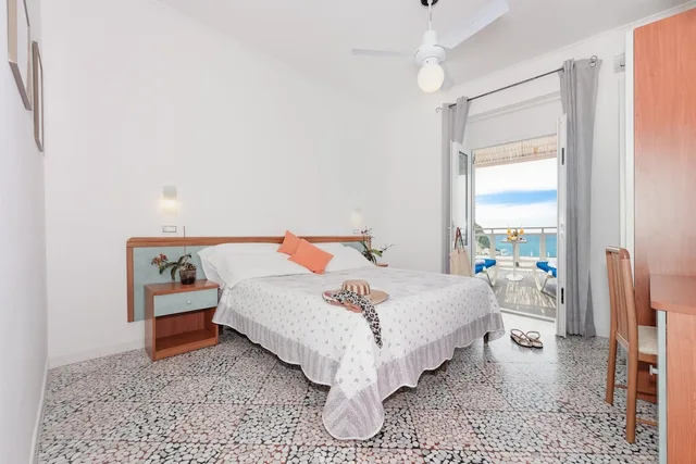 غرفة بسريرين منفصلين بإطلالة على البحر، Hotel Villa Sirena 1/10