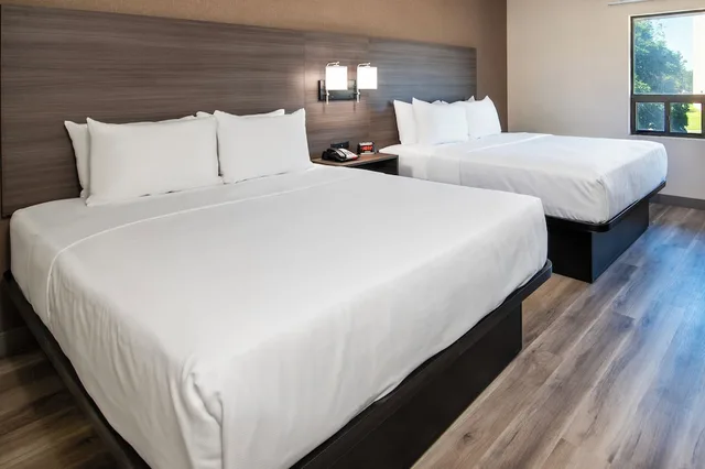 Room, 2 Queen Beds, Pool Access، Quality Inn Chatham, ON 2/7