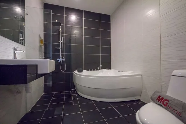 جناح رئاسي بسرير مزدوج بحوض جاكوزي، OMG Hotel 4/4