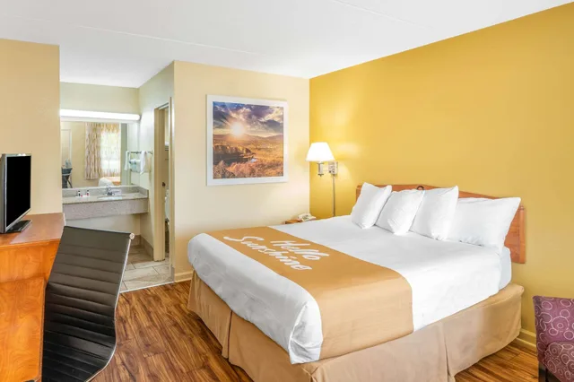 Standard, Queen Bed, Days Inn by Wyndham Clarksville TN 1/4