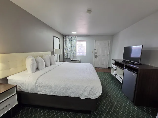 غرفة بسرير كينج، Studio6 Flagstaff, AZ 2/7