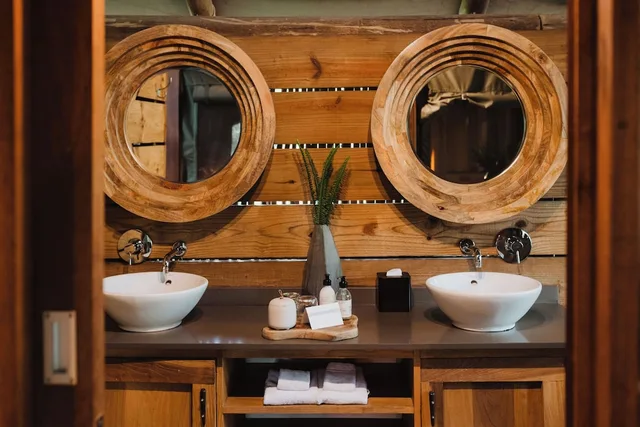 جناح بسريرين منفصلين وسرير كينج بإطلالة على النهر، Summerfields Rose Retreat Spa 4/6
