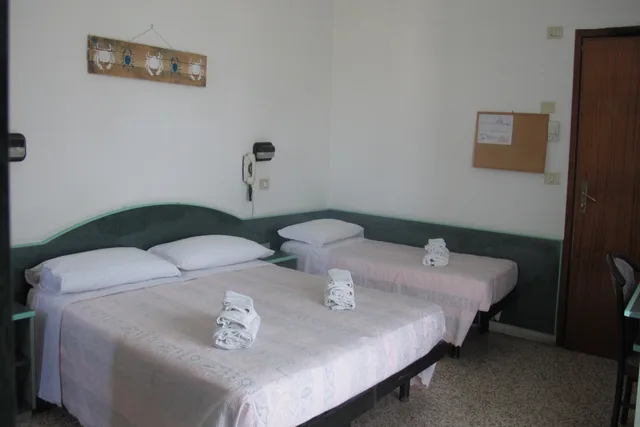غرفة ثلاثية، Hotel Concordia 1/2