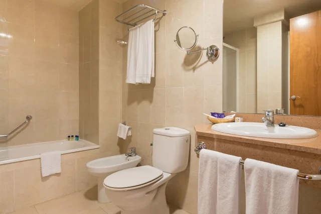 غرفة ثلاثية بثلاثة أسرّة بإطلالة على البحر، Htop Pineda Palace - Adults Only 7/8