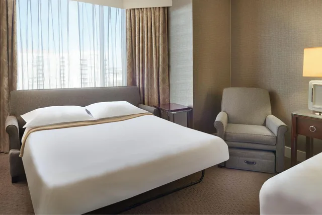 1 Bedroom, Suite, King Bed, Sofa, Club Floor، Sheraton Parkway Toronto North Hotel Suites 1/5