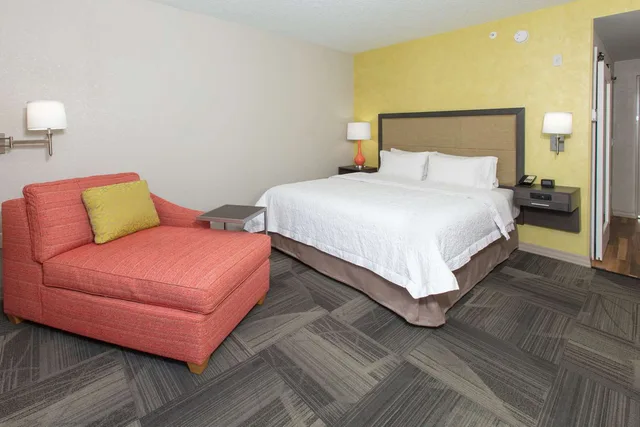 غرفة تنفيذية بسرير كينج بإطلالة على النهر، Hampton Inn Palatka 3/4