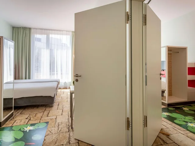 جناح كومفورت عائلي بسرير مزدوج وسريرين منفصلين، ibis Styles Karlsruhe Ettlingen 3/3