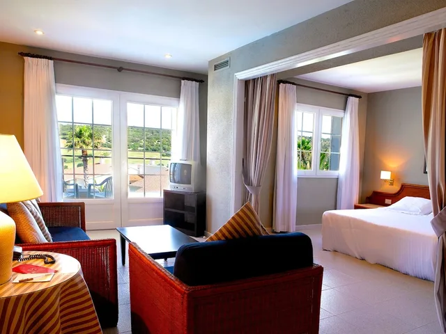 جناح جونيور بسريرين منفصلين مع أريكة، HG Jardin de Menorca 1/3